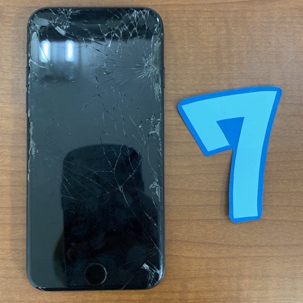 画面がバキバキに割れている/iPhone7(A1779/ジェットブラック)