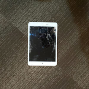 バキバキに画面が割れた【iPad mini】買取させて頂きました！ジャンク 