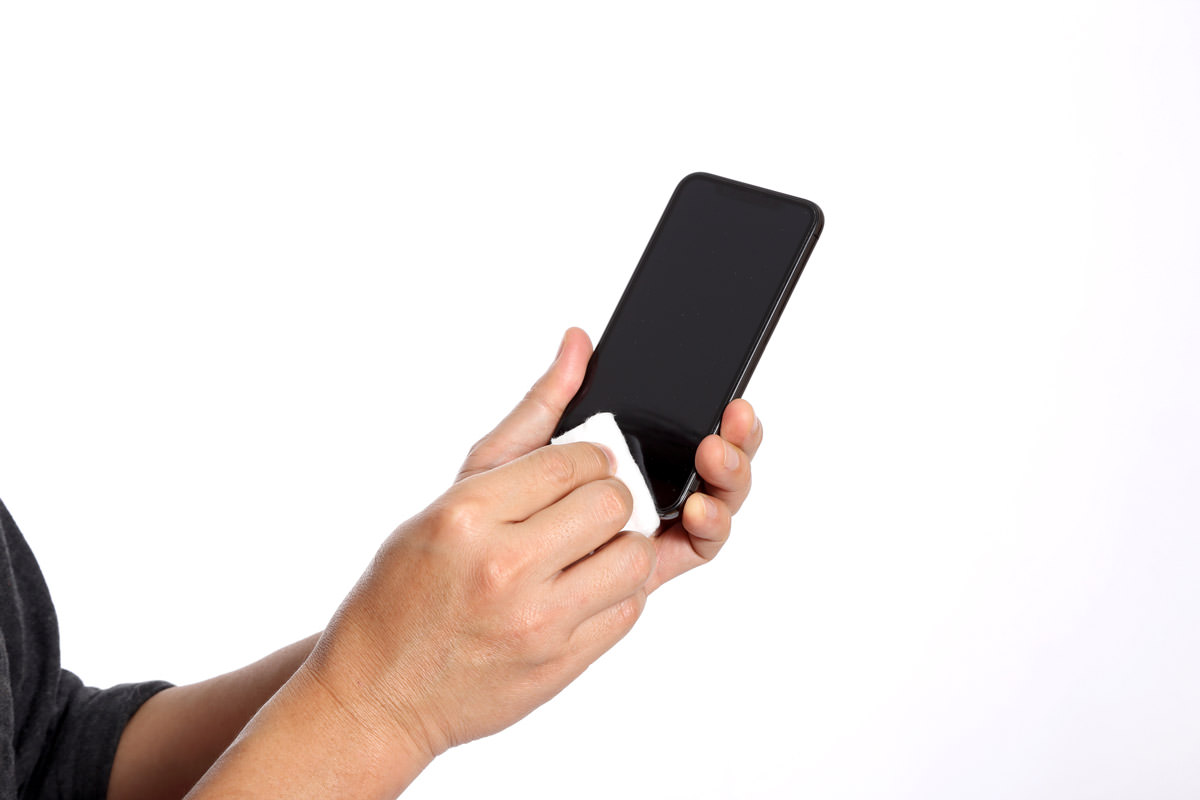 iPhoneの表面を拭いているイメージ画像
