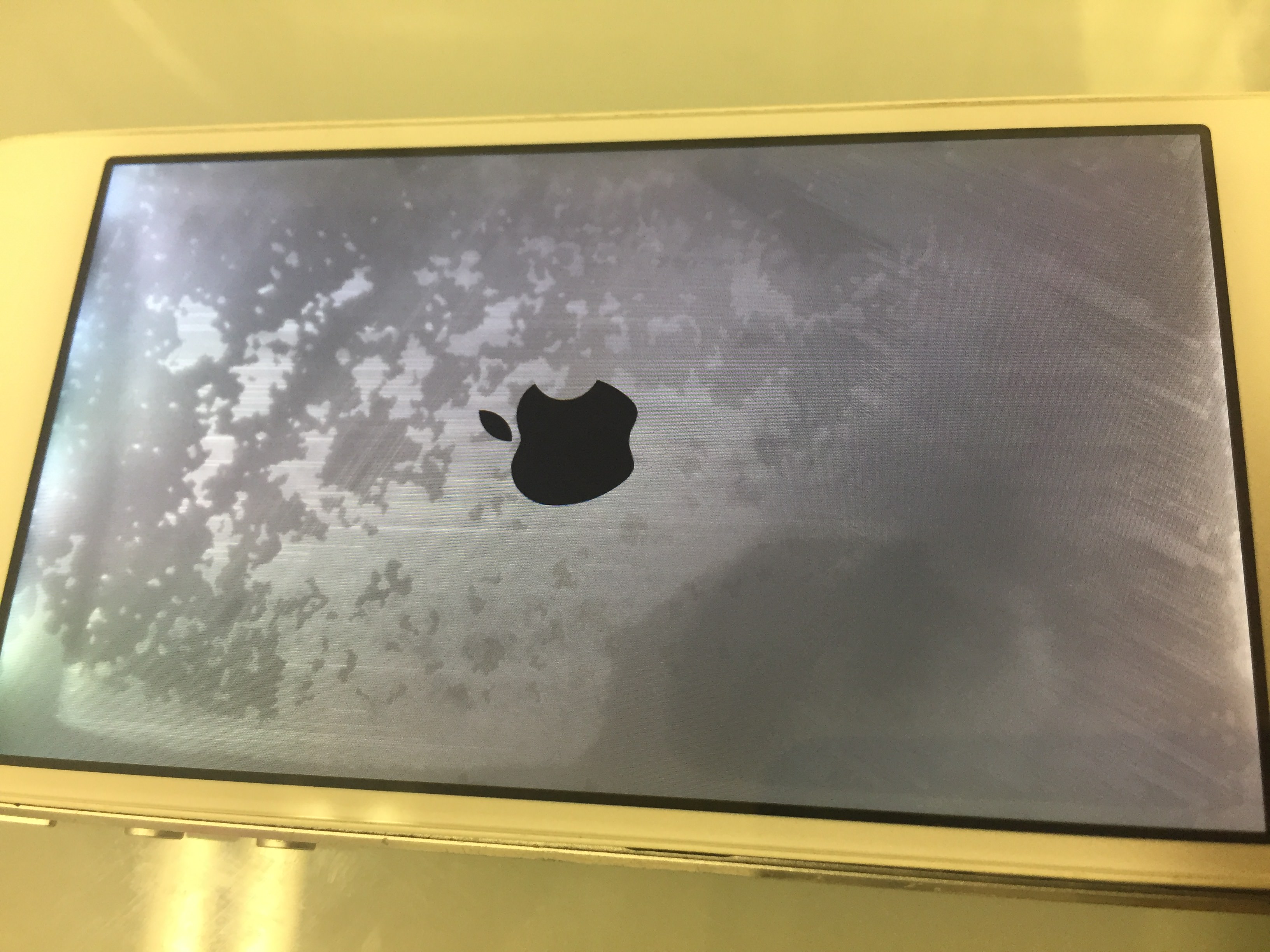 アイフォン Iphone の画面に白いモヤ その正体は スマホスピタル