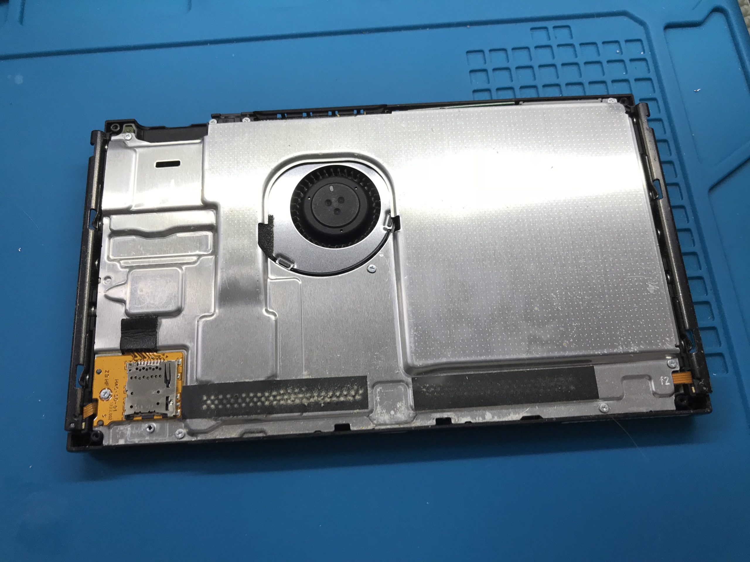 Nintendo Switchを分解すると内部に驚くほど◯◯が！故障の原因