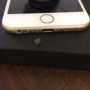 大きなホコリが出てきたiPhone6sの充電口の写真