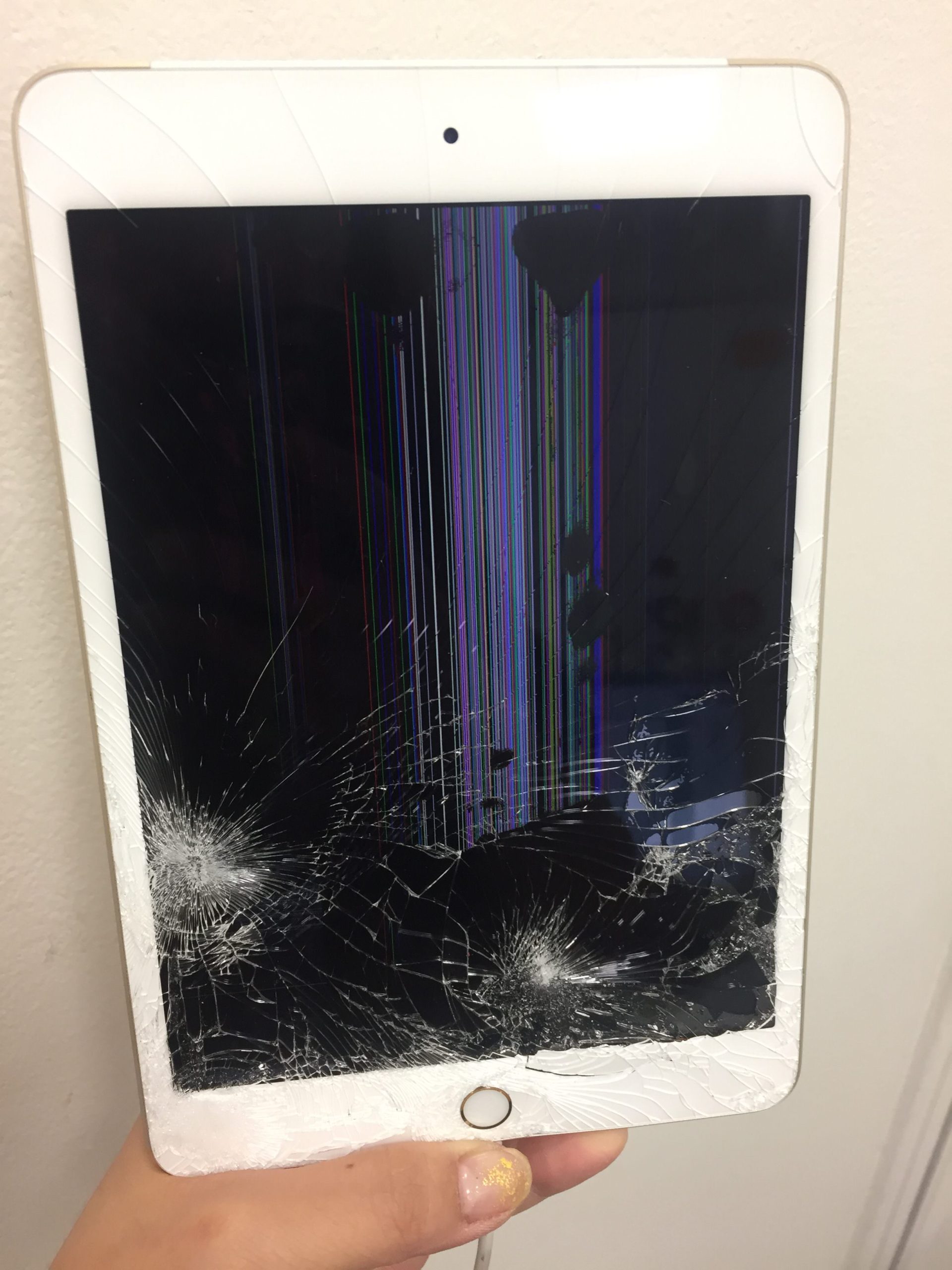 iPadの液晶にカラフルな線が出て何も見えない！こんな症状も修理