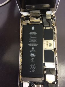 バッテリー交換修理中のiPhone6sの写真