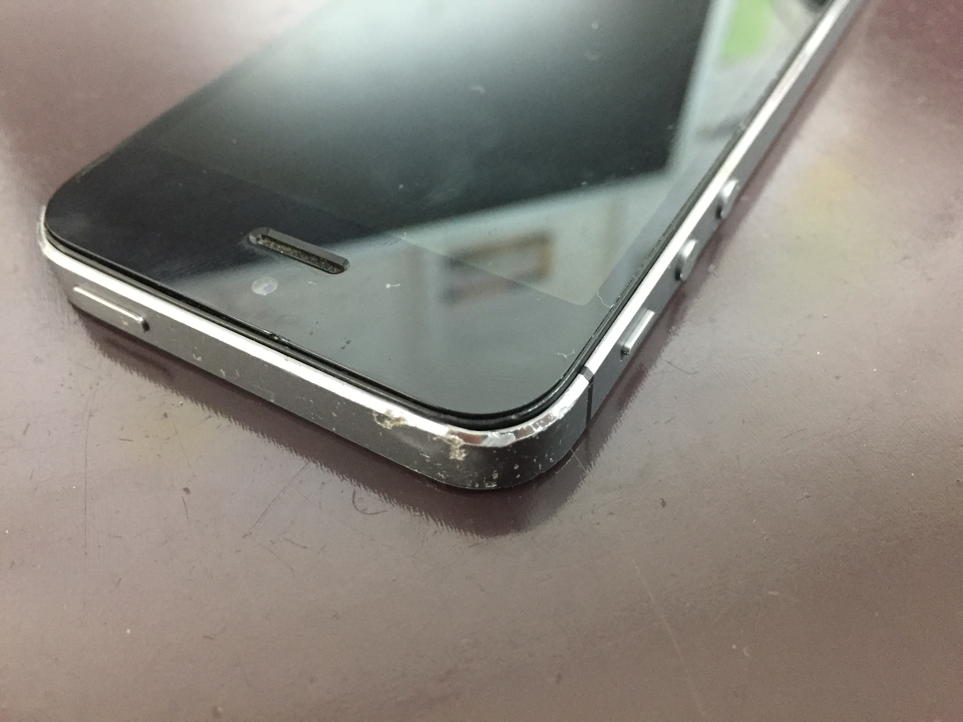 iPhone本体の傷は歪みのサイン！？ | スマホ・iphone修理のスマホスピタル