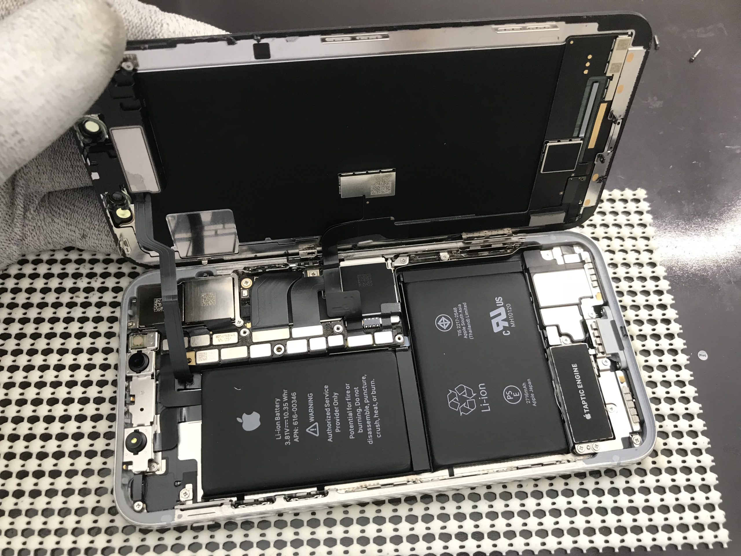 iPhone Xの驚きの構造、小さな本体でなぜiPhone 8 Plusより