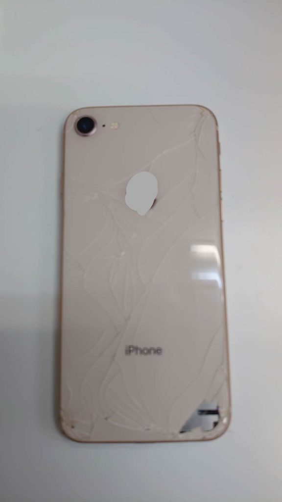 iPhone8　バックガラス割れ