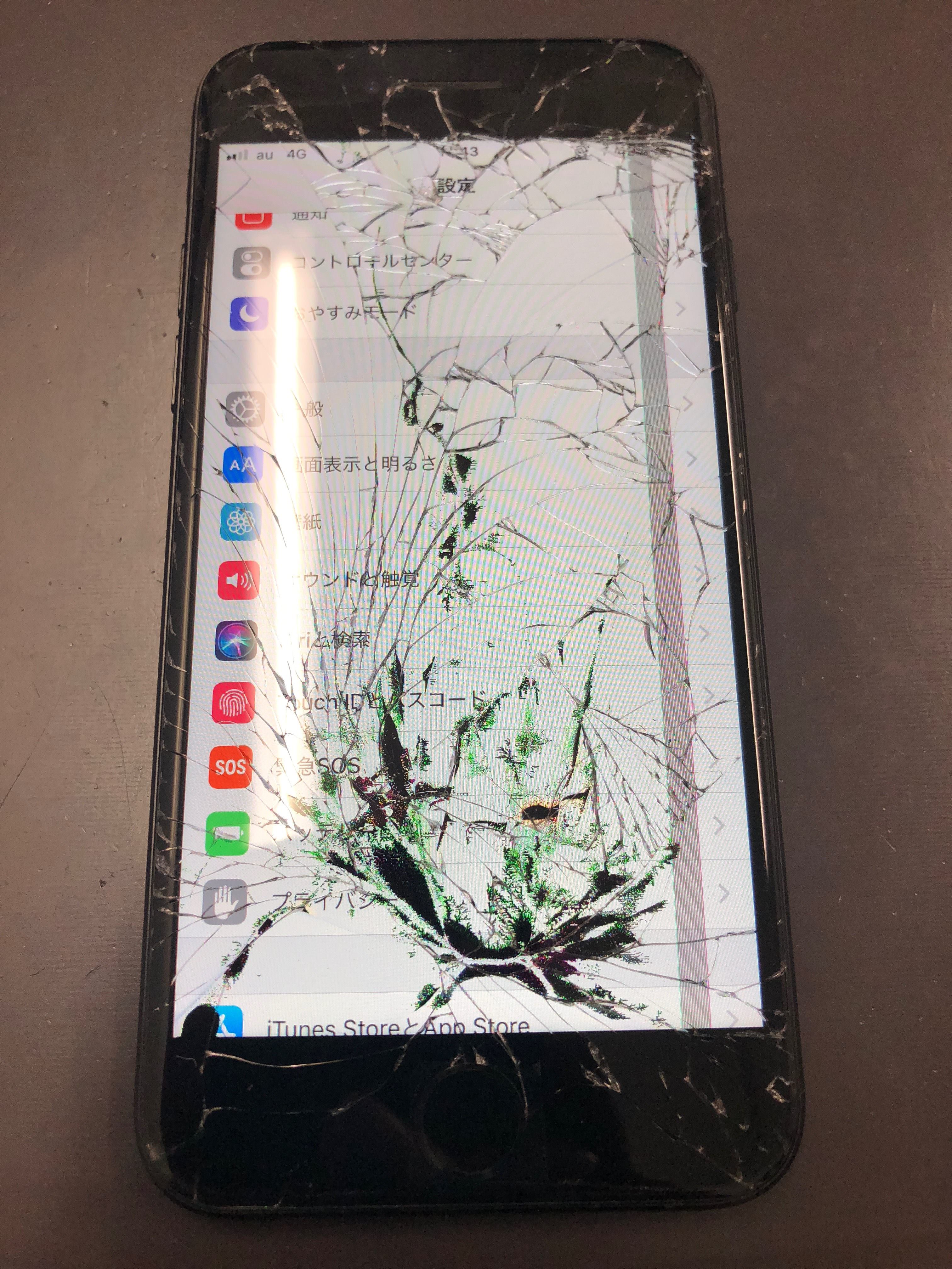 画面が割れて操作ができないiPhoneも大阪梅田店で修理できます 