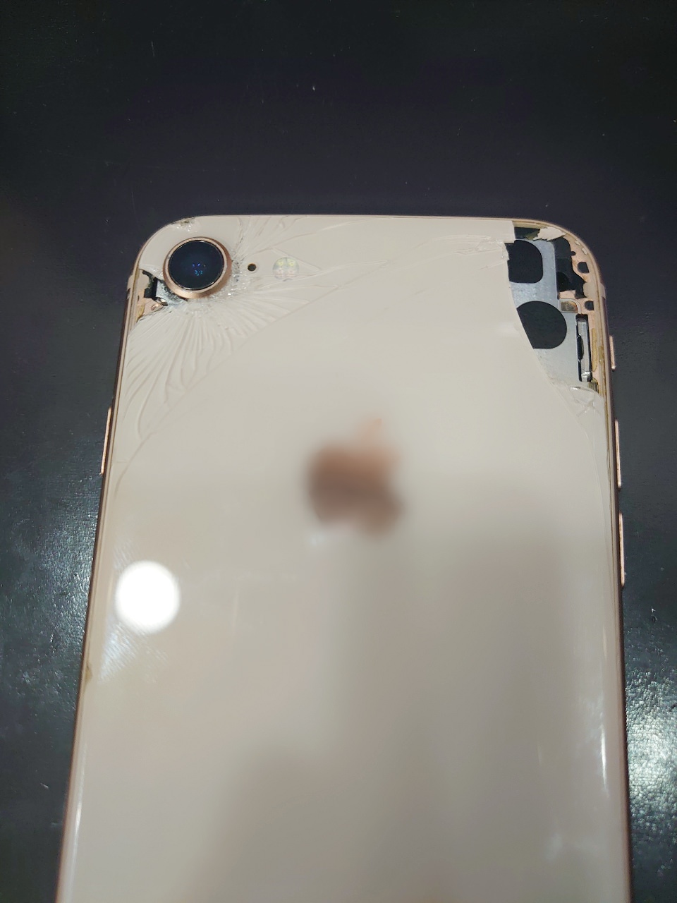 iPhone8　背面ガラス　割れ