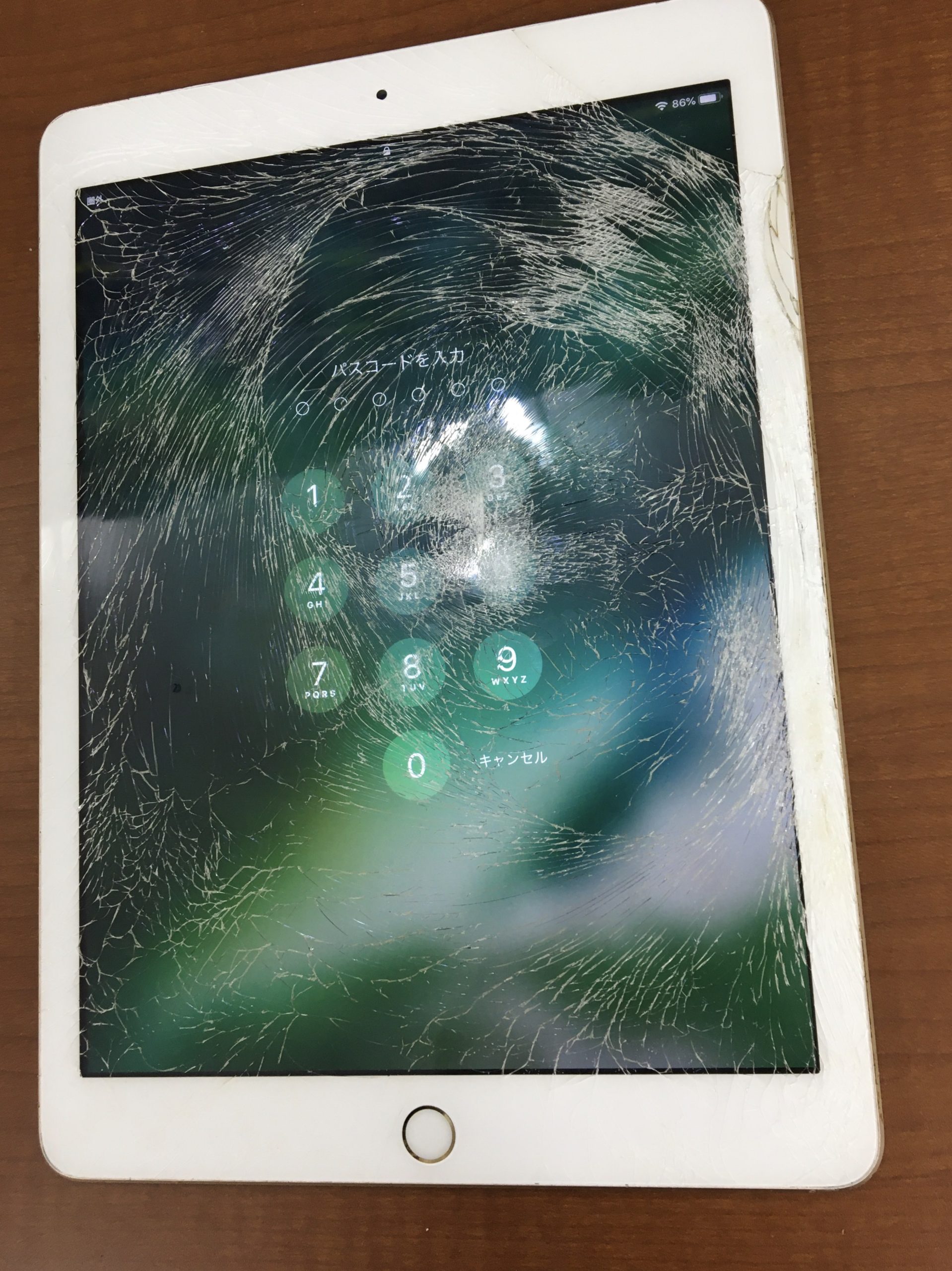 iPad6 32 液晶キズ割れ有-