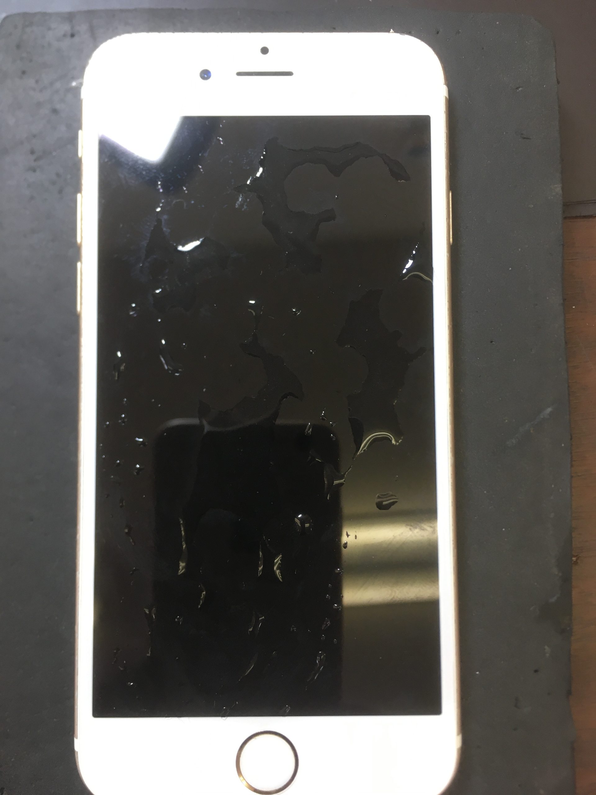 Iphoneは防水なのに水没してしまった スマホスピタル Iphoneは防水なのに水没してしまった スマホスピタル