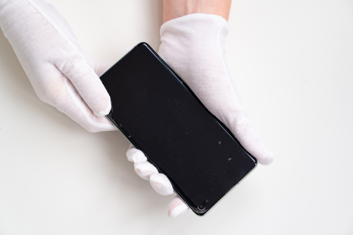 スマホにガラスコーティングを行うイメージ写真
