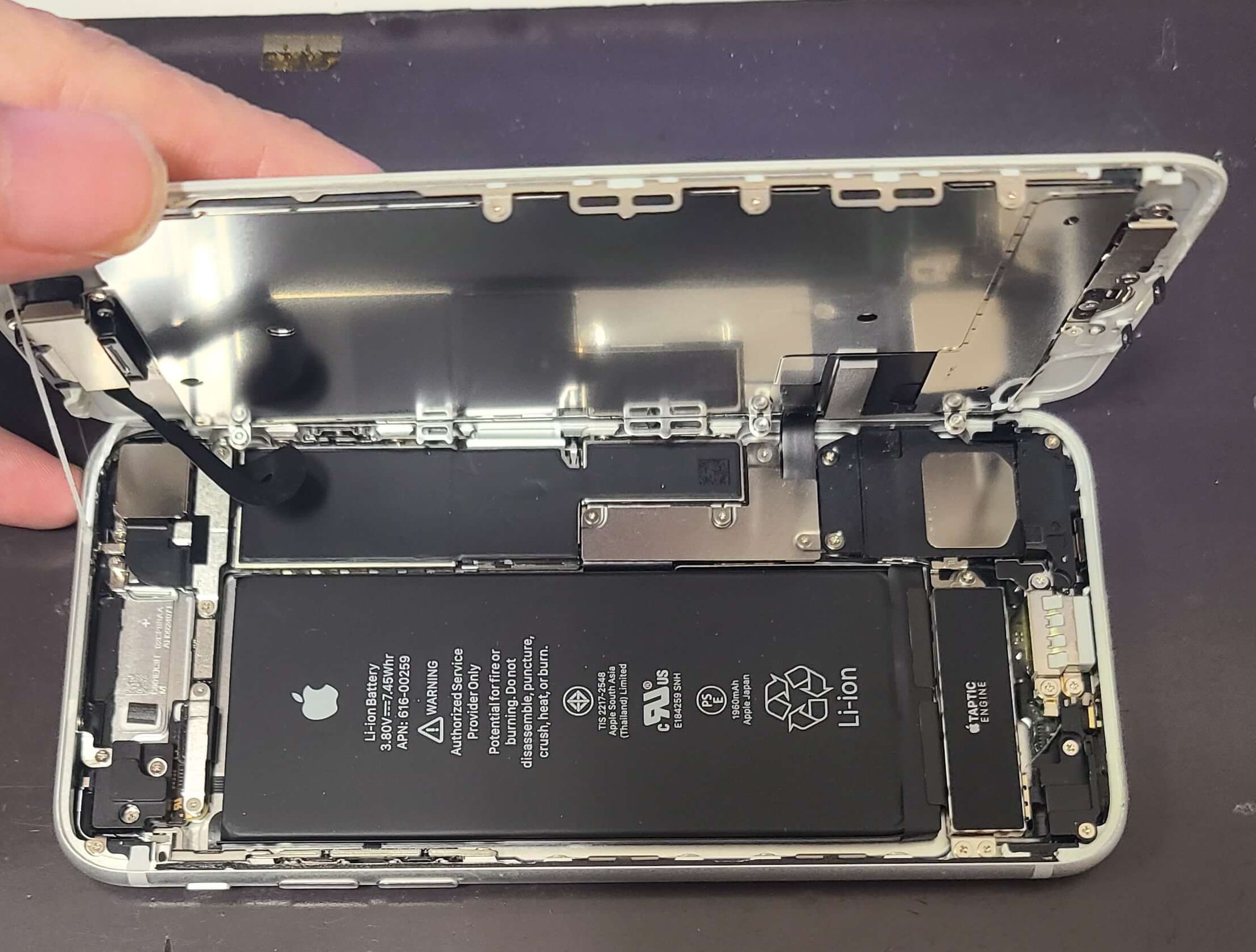 iPhone7の割れた画面と劣化したバッテリーの同時交換の修理の様子です 