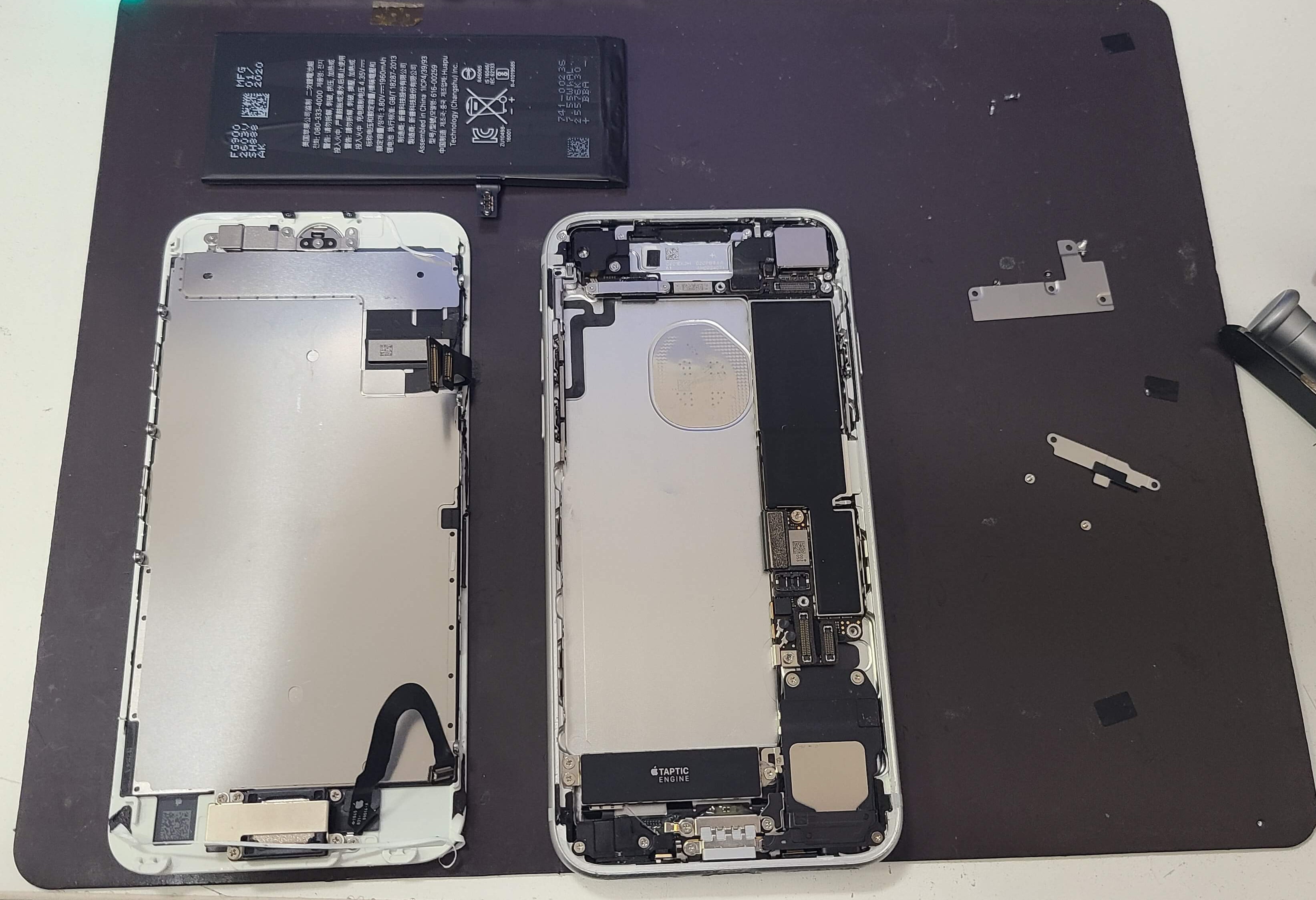 iPhone7の割れた画面と劣化したバッテリーの同時交換の修理の様子です 