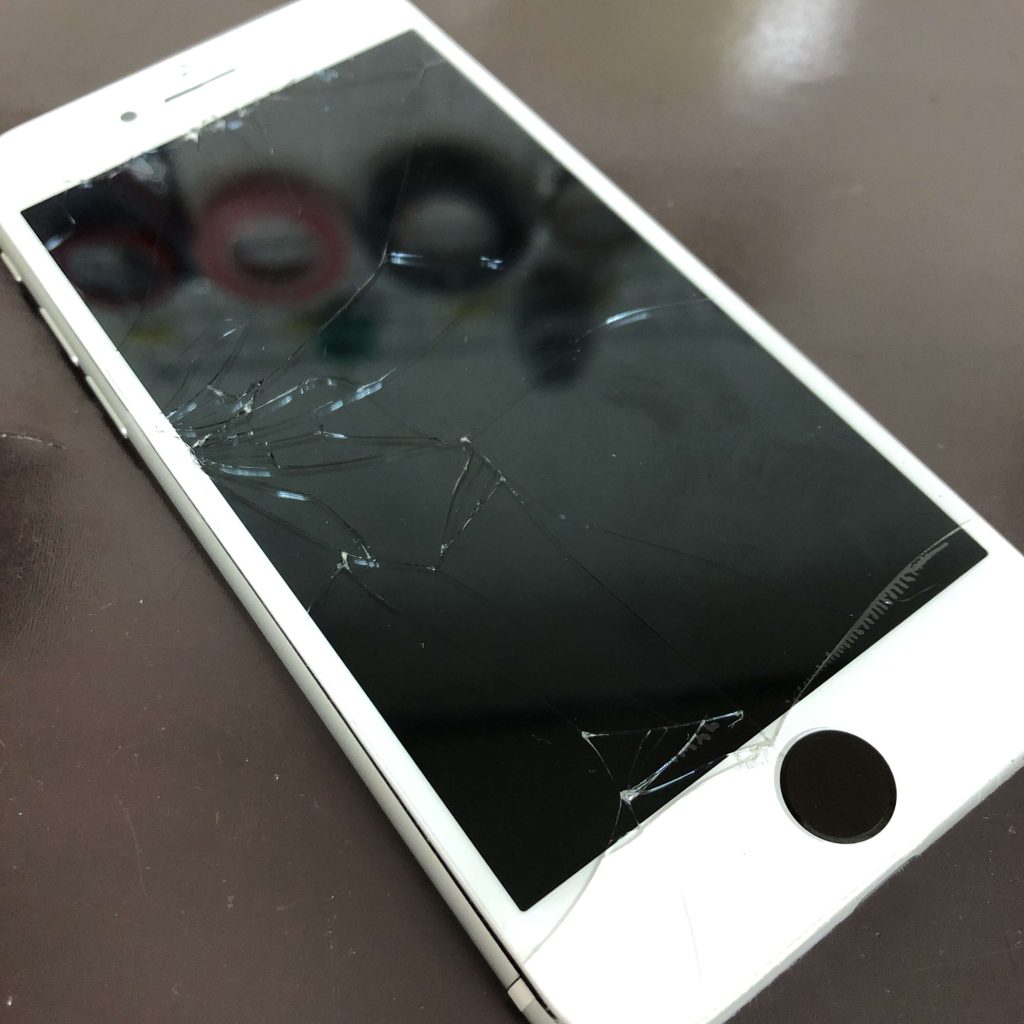 Iphoneを割れたまま使うのは危険 画面修理で快適に安全に使いましょう スマホスピタル
