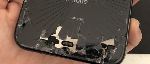 iPhoneX　背面ガラス割れ、穴