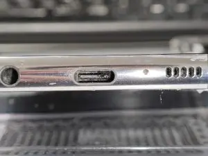 Androidドックコネクターの修理風景 1