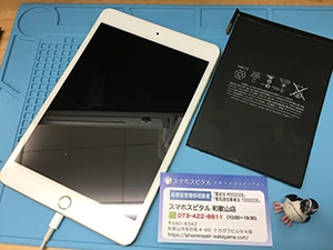 ipadバッテリー交換の修理風景 1