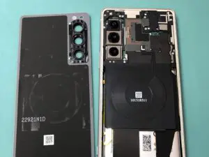 水没後に分解されたXperia 5 IVの内部と基板