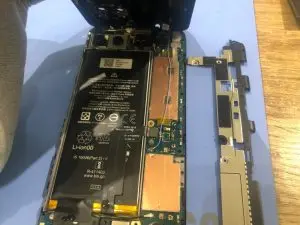 水没後に分解されたGoogle Pixel 4aの内部と基板の状態