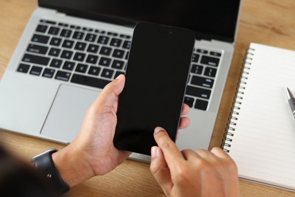 iPhoneのタッチパネルが反応しない！対処法や修理料金について解説