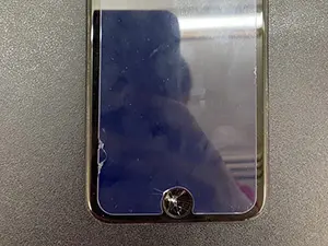 ホームボタンにヒビが入ったiPhone SE（第2世代）