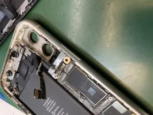 陥没したiPhone 11 のスリープボタン