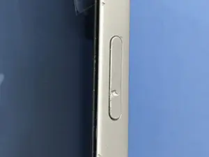 スリープボタンが陥没したiPhone 16e