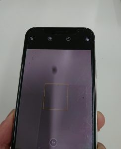 iPhoneのカメラレンズにゴミが入って黒い点が写る