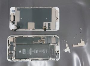 iPhone8バッテリー交換中