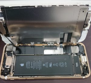 iPhone7バッテリー交換中