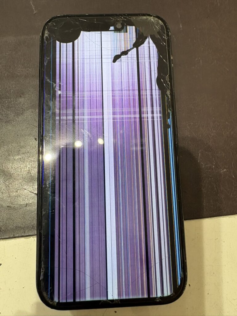 液晶破損の起きたiPhone15