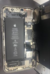 iPhone11バッテリー交換分解中