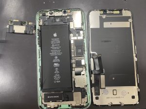 iPhone11画面交換分解中