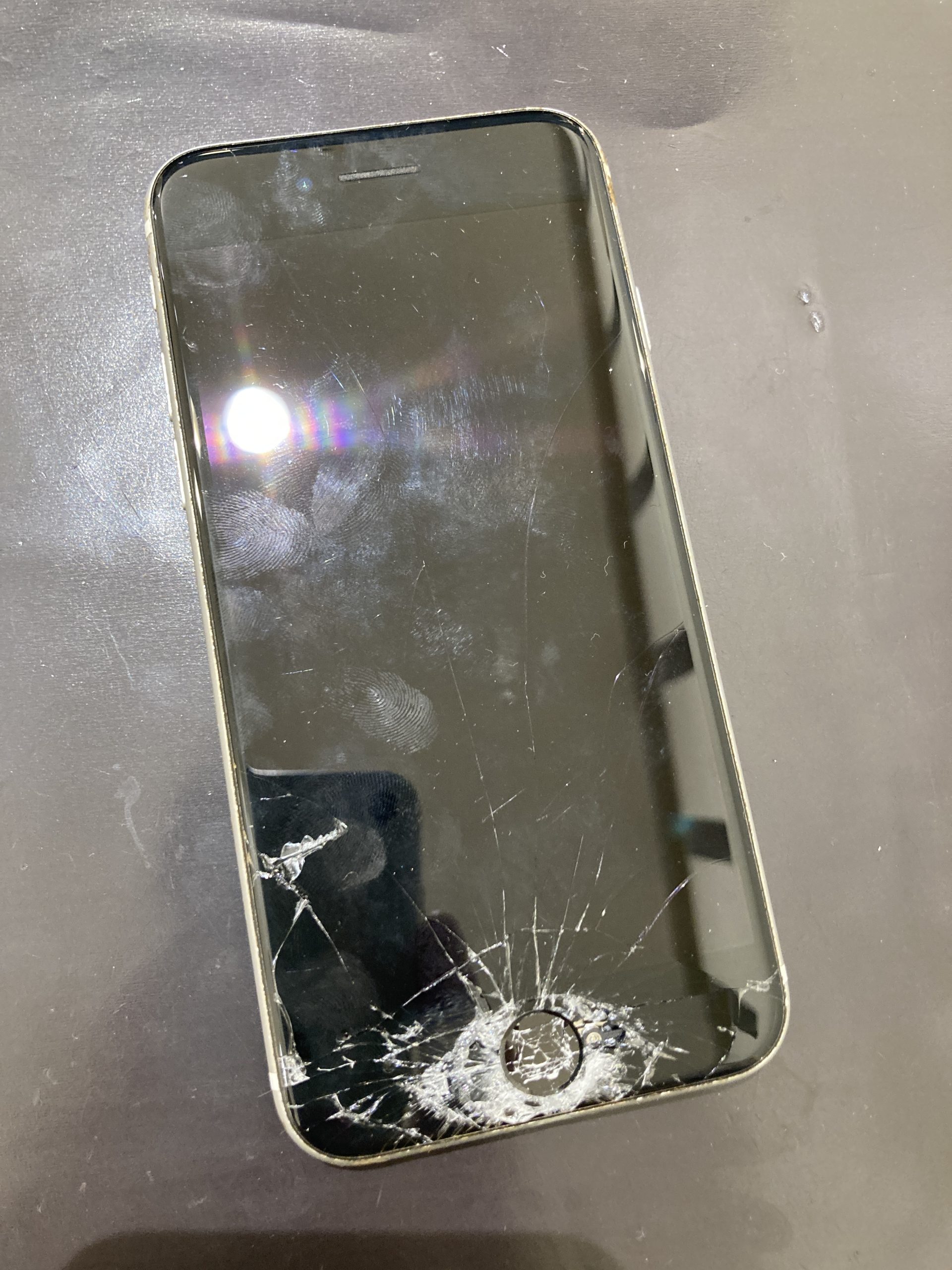 iPhoneSE2】ホームボタンを中心に画面がバキバキに…⁉ホーム
