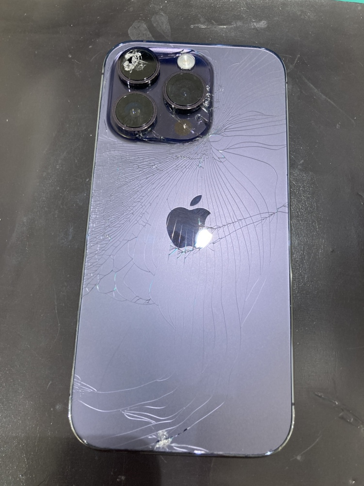 iPhone14Pro】背面パネルとカメラレンズがバキバキに…⁉もちろん修理 