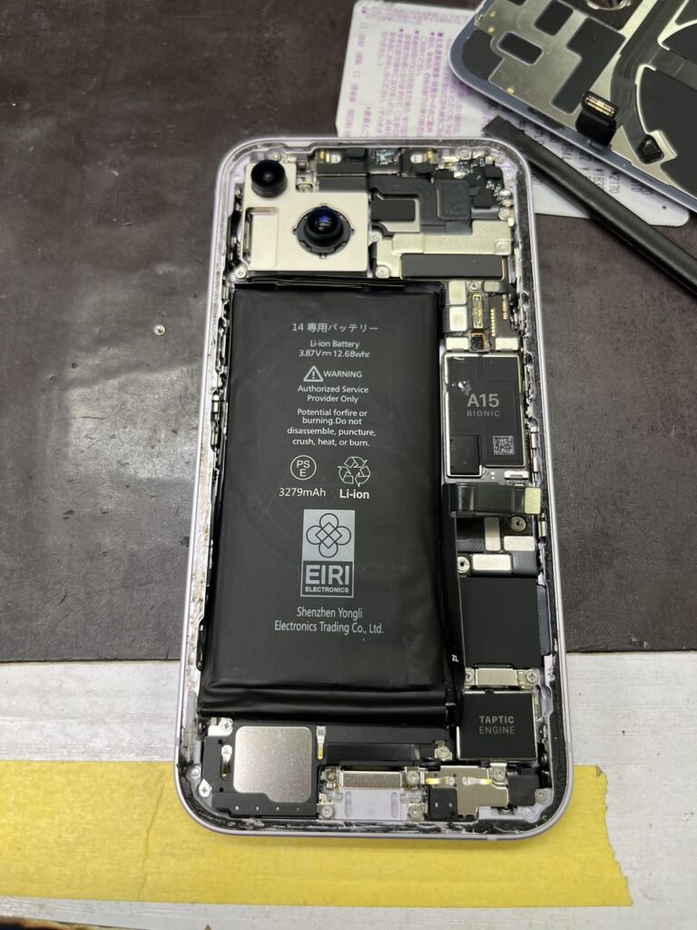 背面を開けたiPhone14