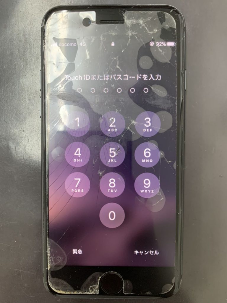 画面バキバキのiPhone8