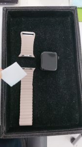 AppleWatchガラスコーティング施工中