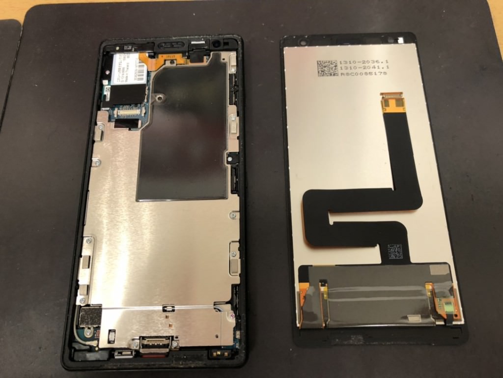 Xperia XZ2 バッテリー交換中