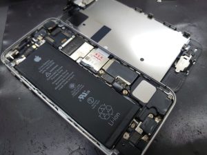 解体途中のiPhone