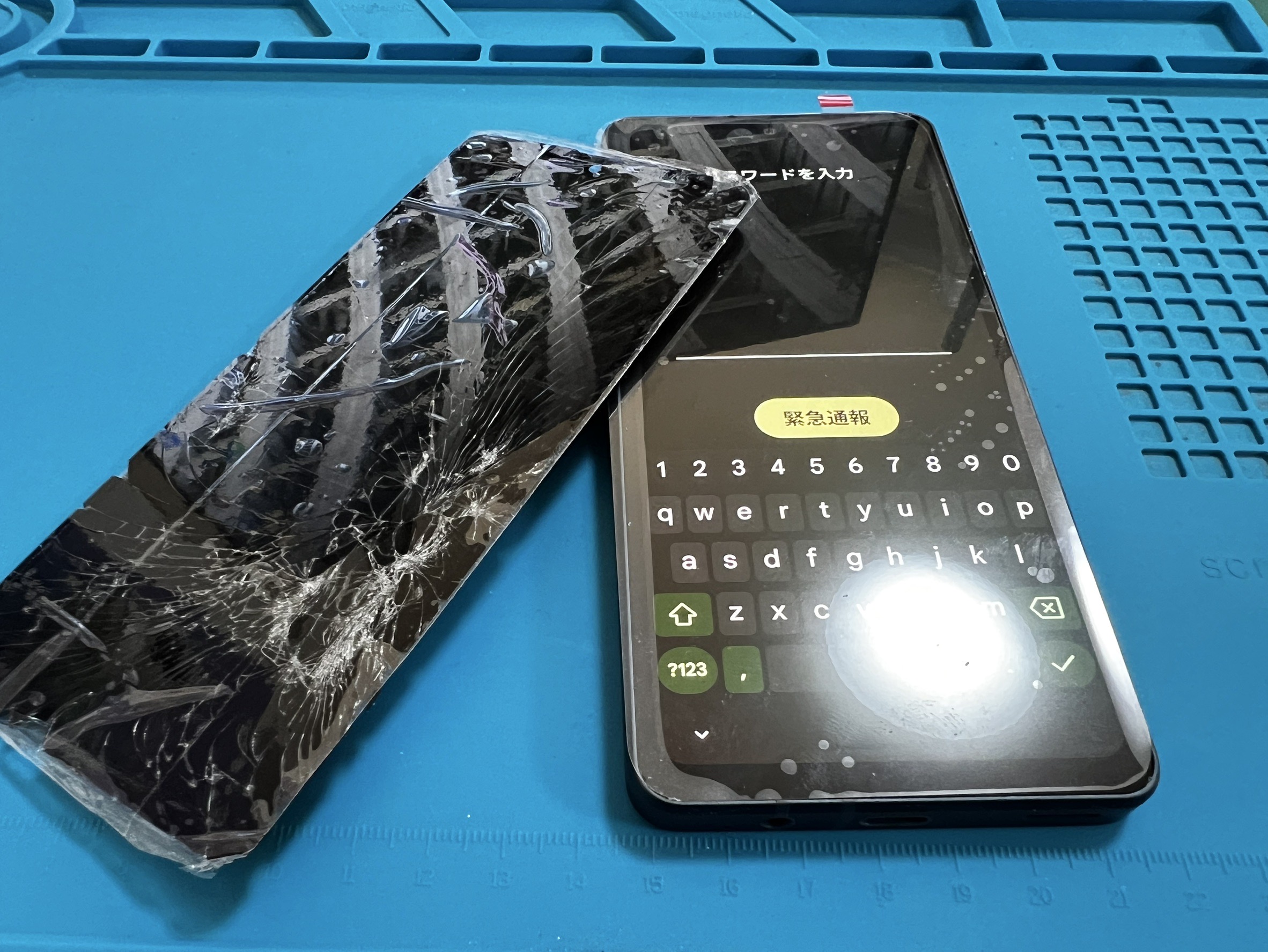 落下衝撃により画面が割れてしまったAQUOS sense8のディスプレイ交換
