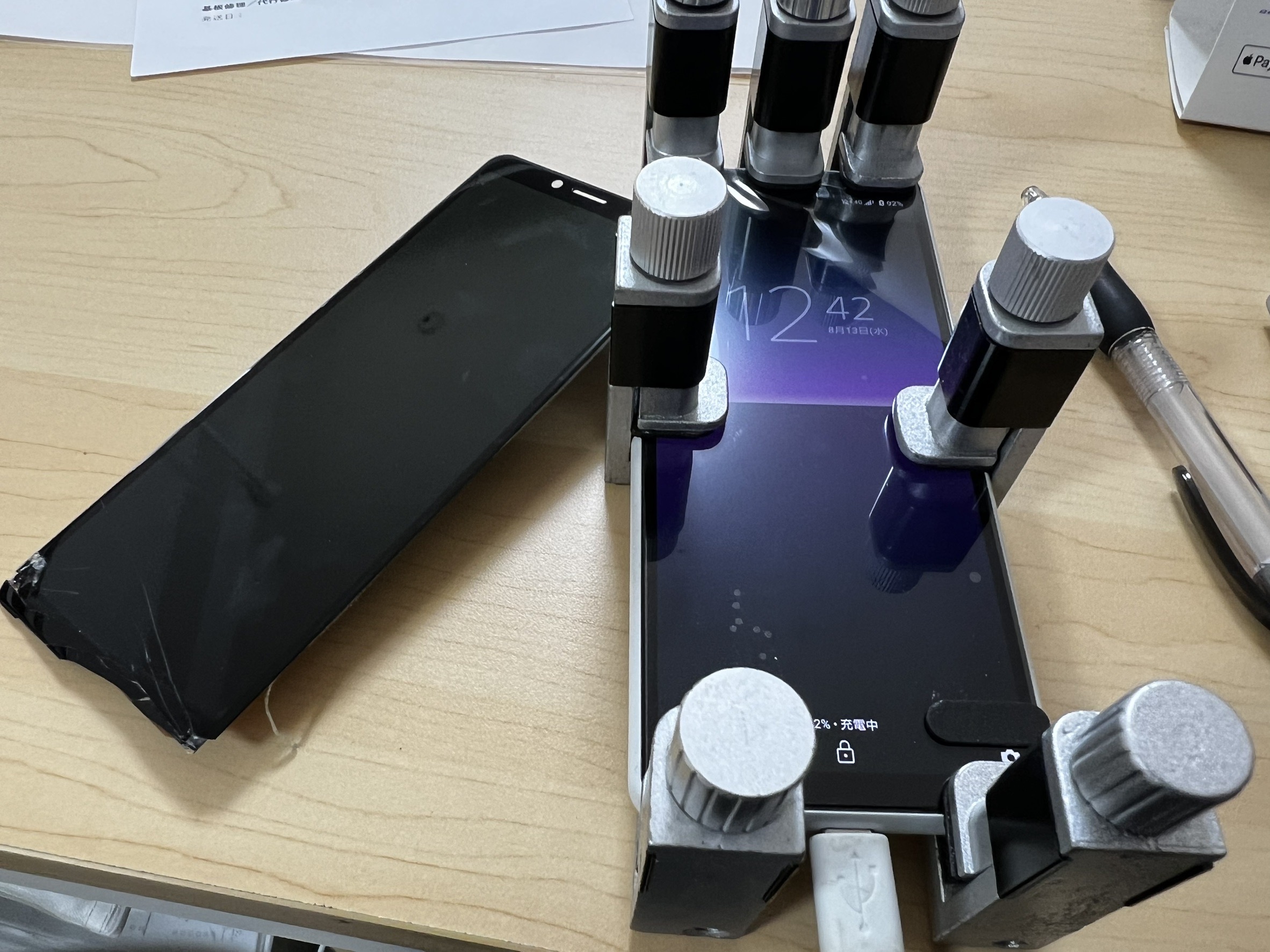 落下衝撃により液晶が破損し、リアパネルまで剥がれ落ちてしまった