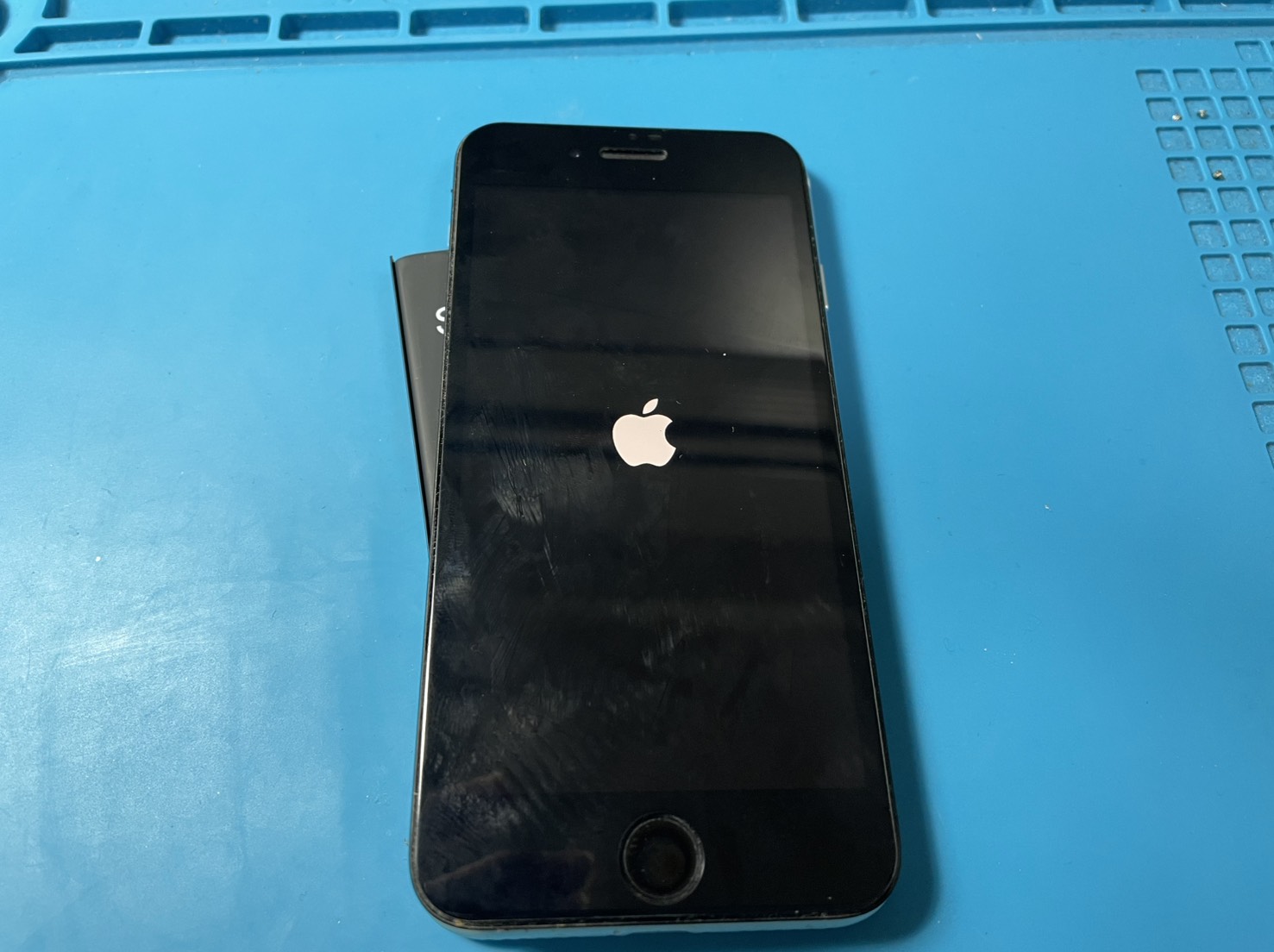 iPhone SE2】バッテリーの経年劣化によりブラックアウト。 | スマ