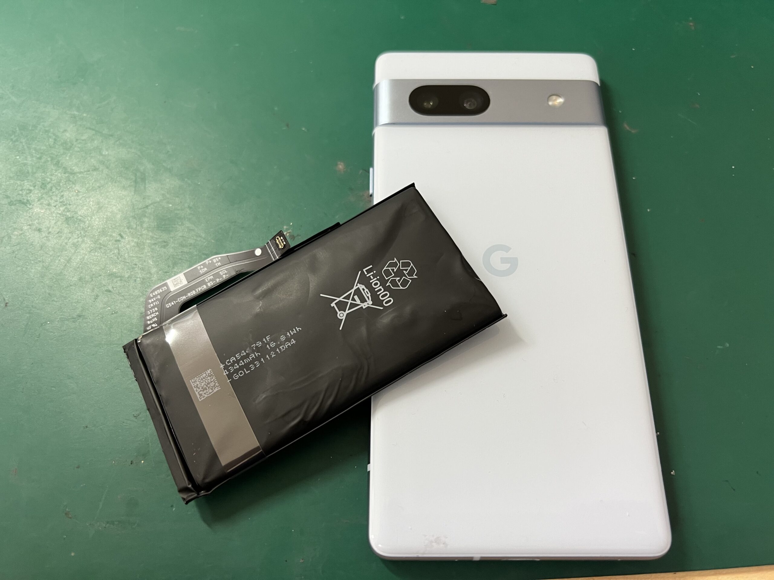 経年劣化によりバッテリーが膨張してしまったpixel7aのバッテリー交換