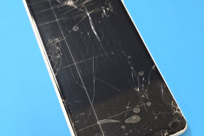 iPhone SE(第2世代)】画面割れと背面割れも同時に修理可能です