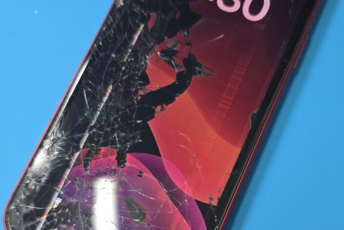 iPhone SE(第2世代)】画面割れと背面割れも同時に修理可能です