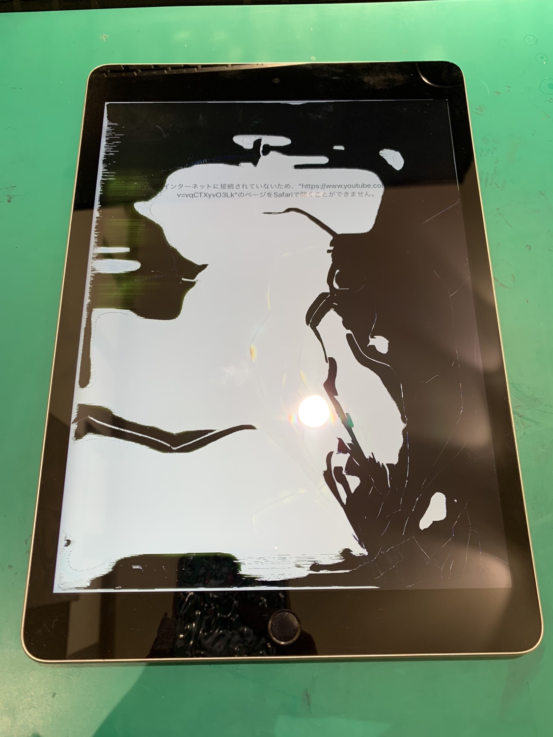 iPad第9世代】ガラスは割れていないのに…液晶が割れて黒いシミが 