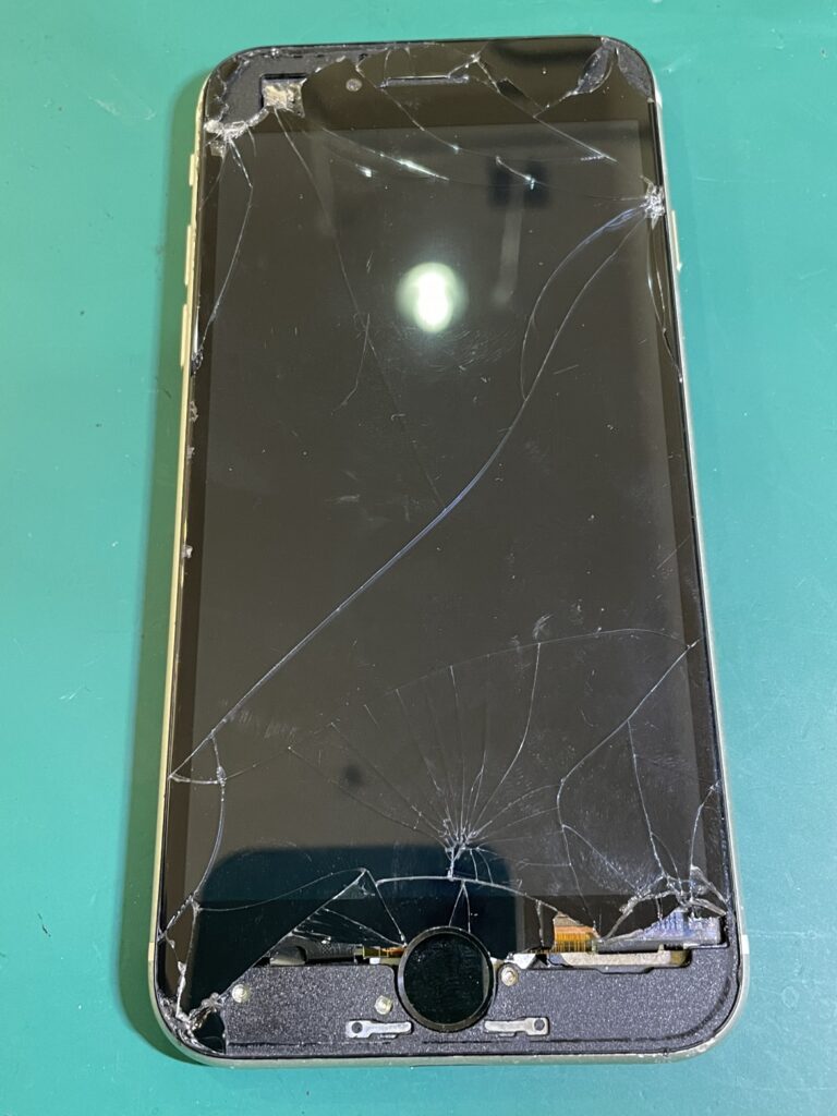 iPhoneSE3画面割れ
