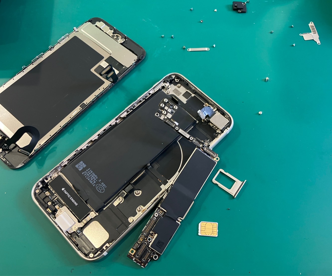 iPhone SE3】SIMカードが奥まで入って、取れなくなってしまった